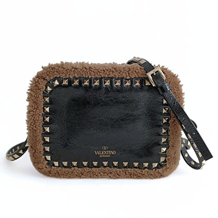 Valentino Garavani Rockstud borsa a tracolla shearling in vernice nera