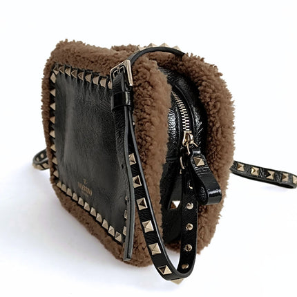 Valentino Garavani Rockstud borsa a tracolla shearling in vernice nera