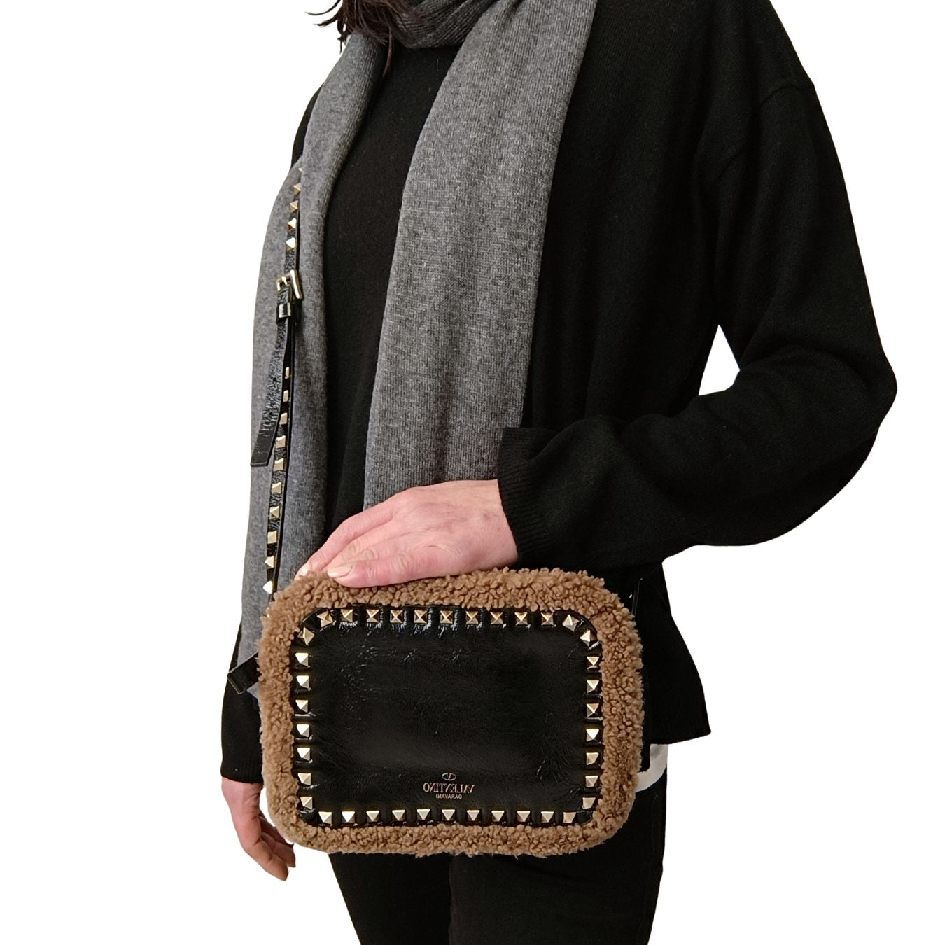 Valentino Garavani Rockstud borsa a tracolla shearling in vernice nera