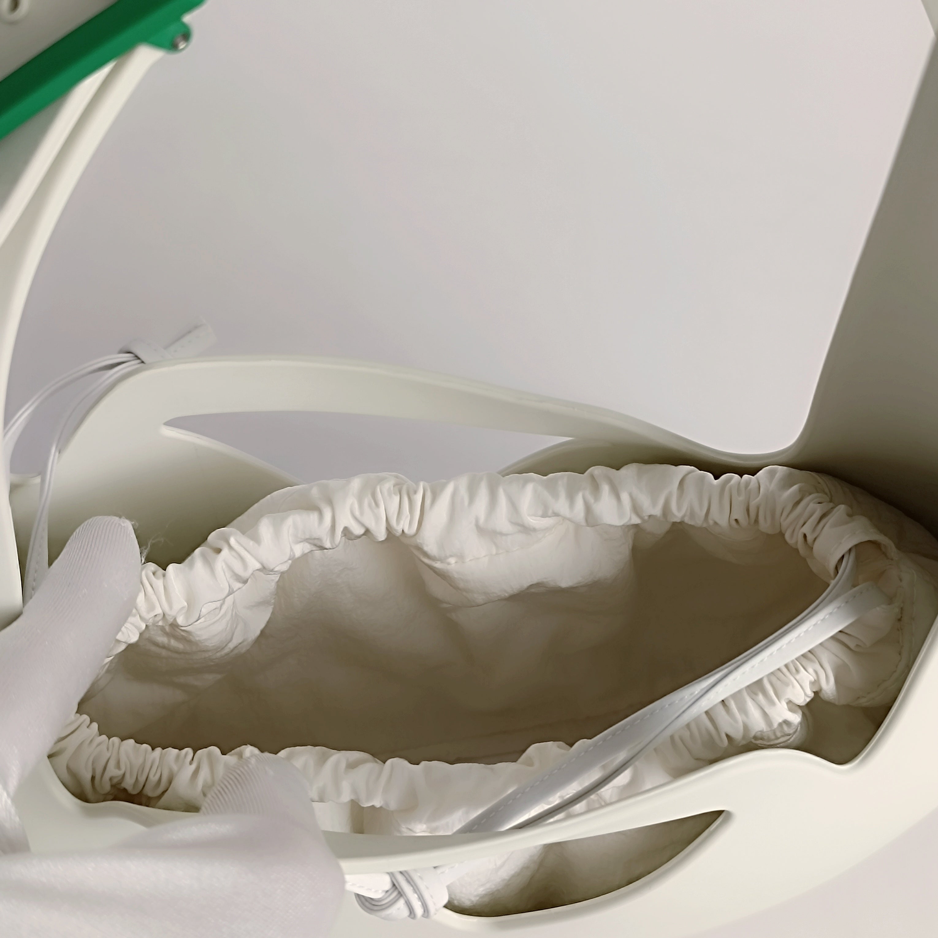 Bottega Veneta borsa Small Punch Rubber in gomma bianca