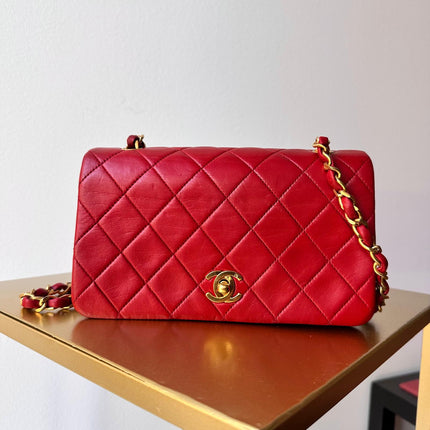 Chanel Borsa Classic Flap Vintage 19 cm in Pelle Rossa con Finiture Oro