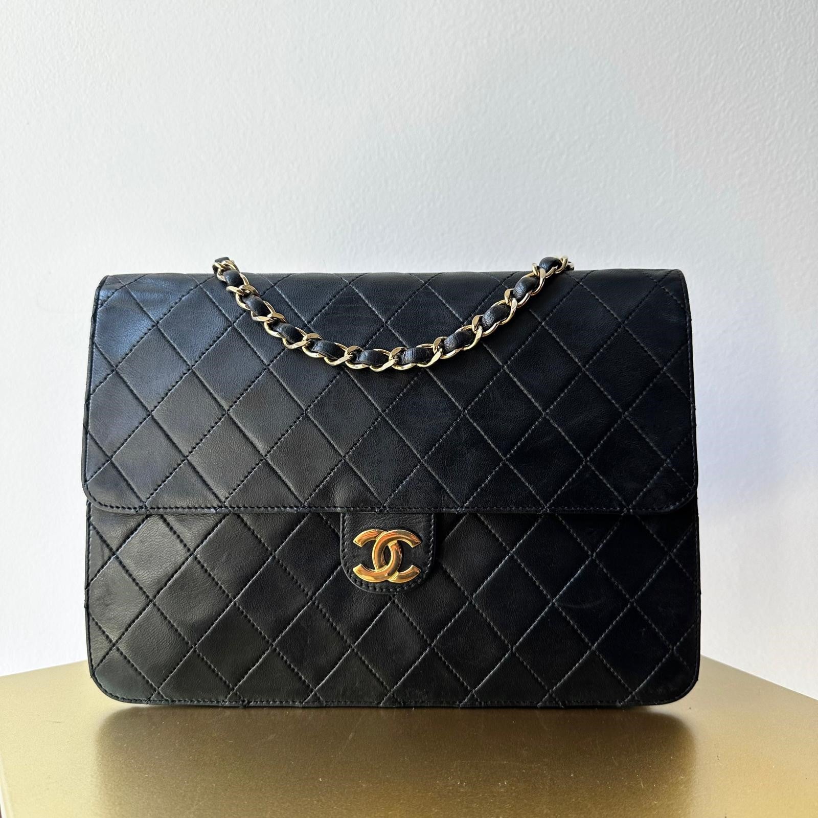 Chanel Borsa Classic Flap singola in pelle nera con catena