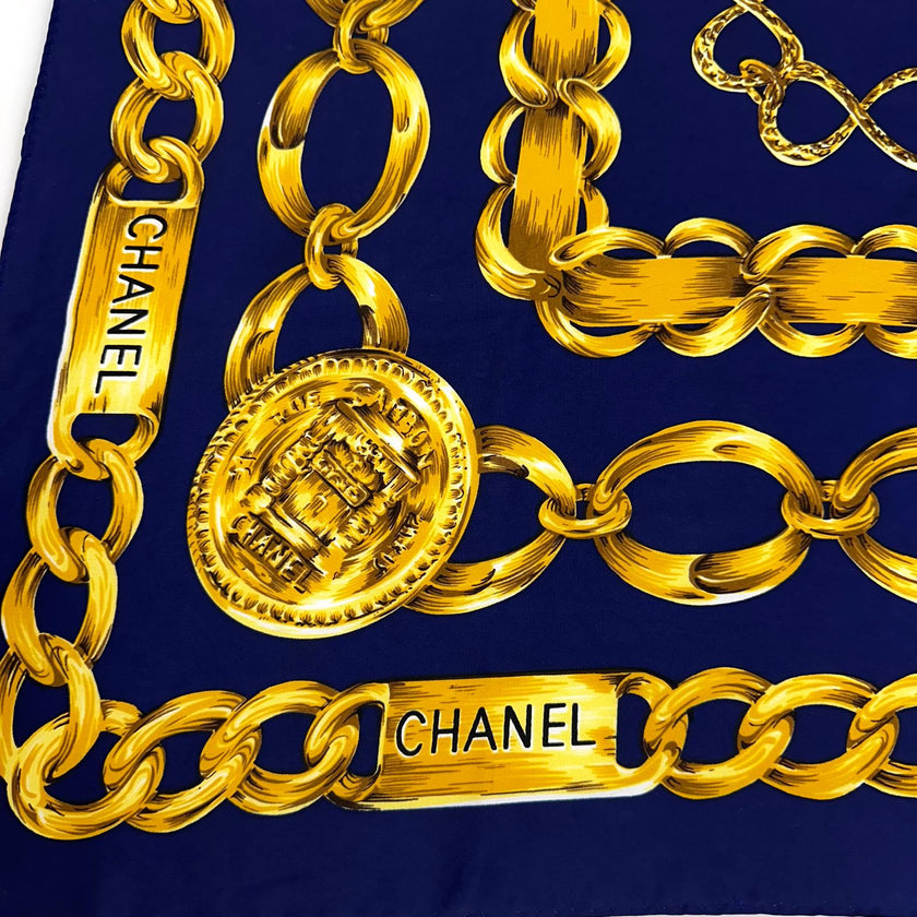Chanel Foulard in Seta Blu Navy con Motivo Catena Dorata 87x83