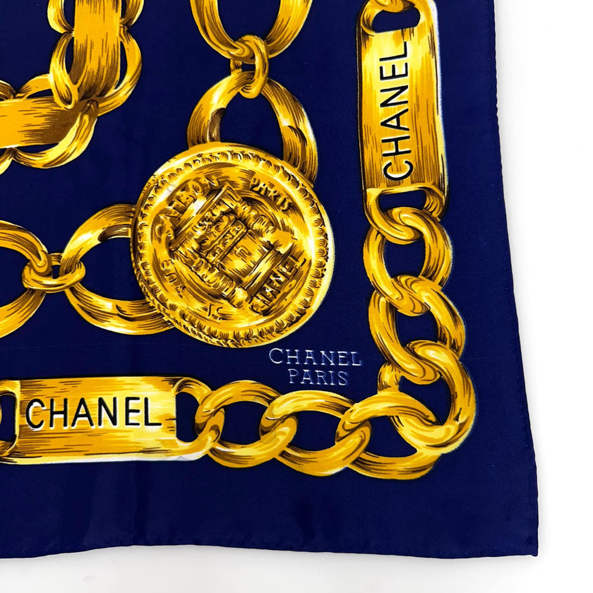 Chanel Foulard in Seta Blu Navy con Motivo Catena Dorata 87x83