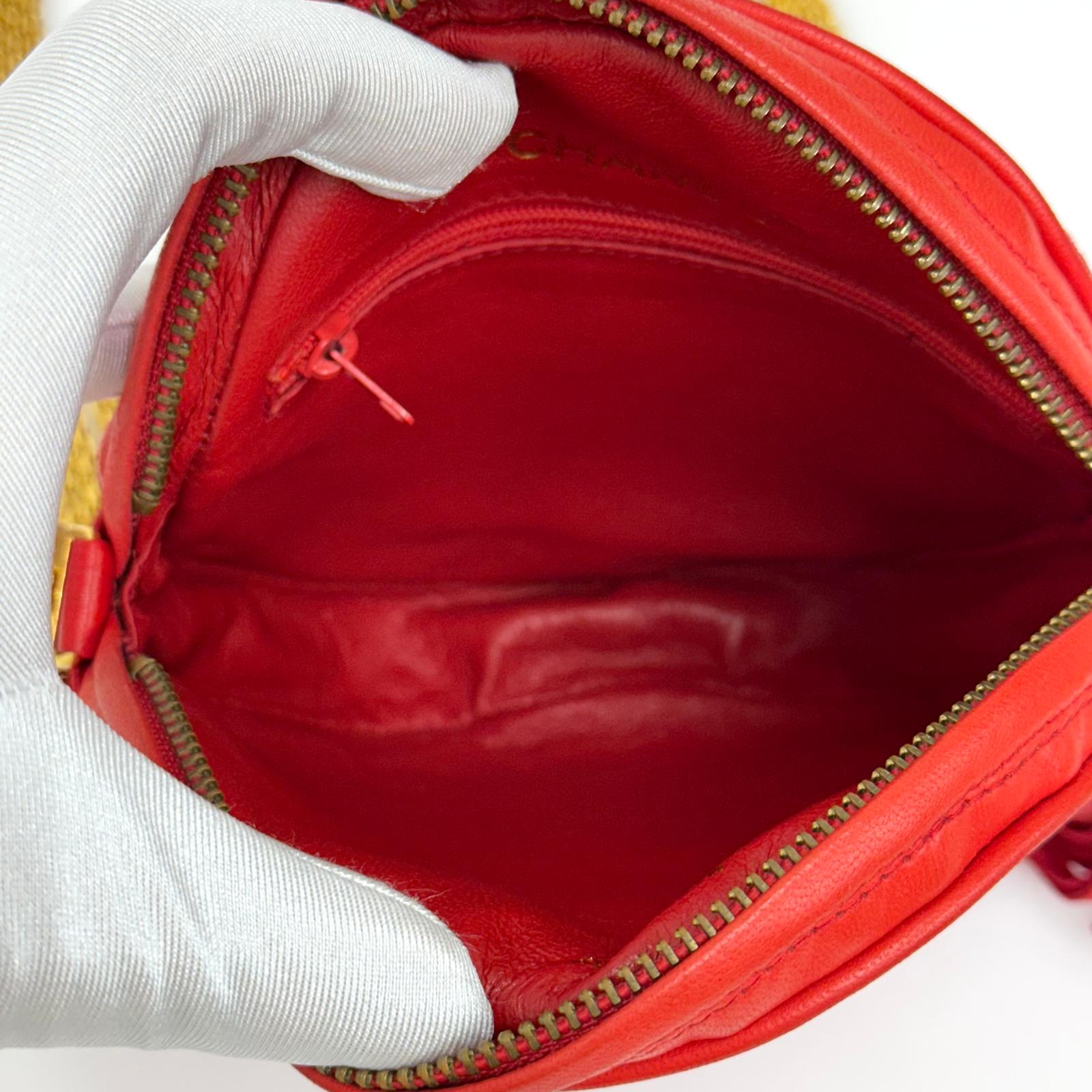 Chanel Vintage Round Tassel Borsa in Raso Rosso Trapuntato con Catena Oro e Strass