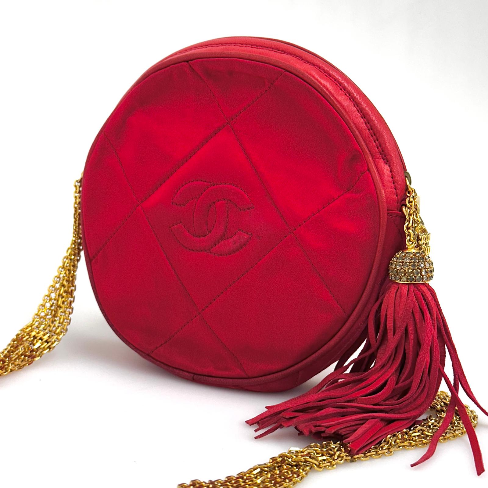 Chanel Vintage Round Tassel Borsa in Raso Rosso Trapuntato con Catena Oro e Strass