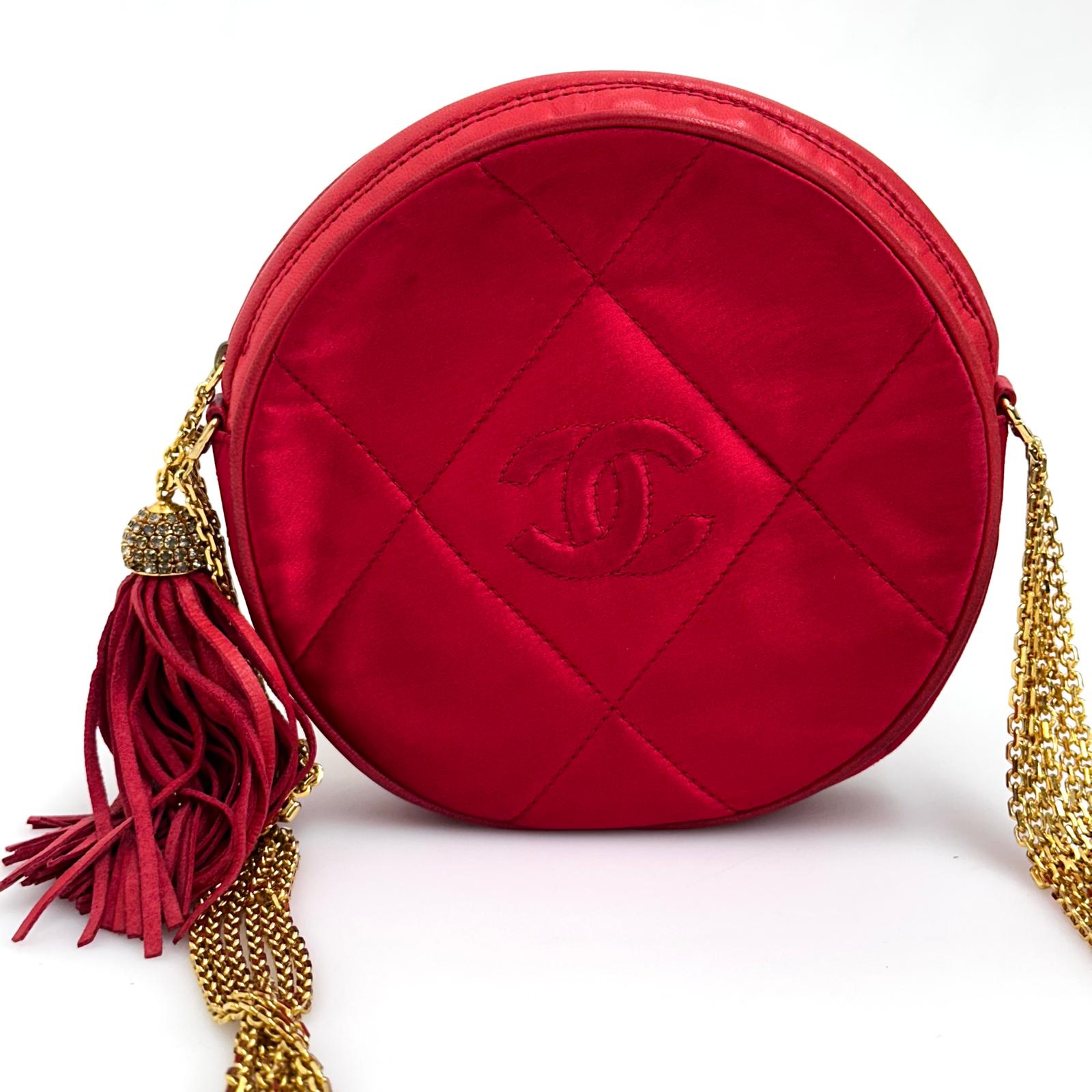 Chanel Vintage Round Tassel Borsa in Raso Rosso Trapuntato con Catena Oro e Strass