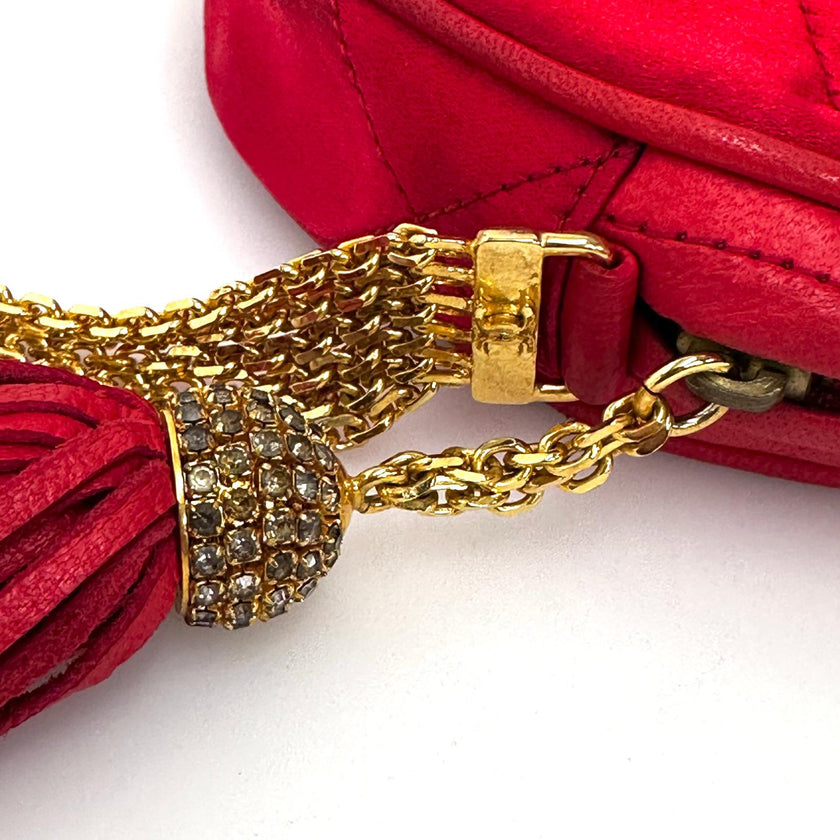 Chanel Vintage Round Tassel Borsa in Raso Rosso Trapuntato con Catena Oro e Strass