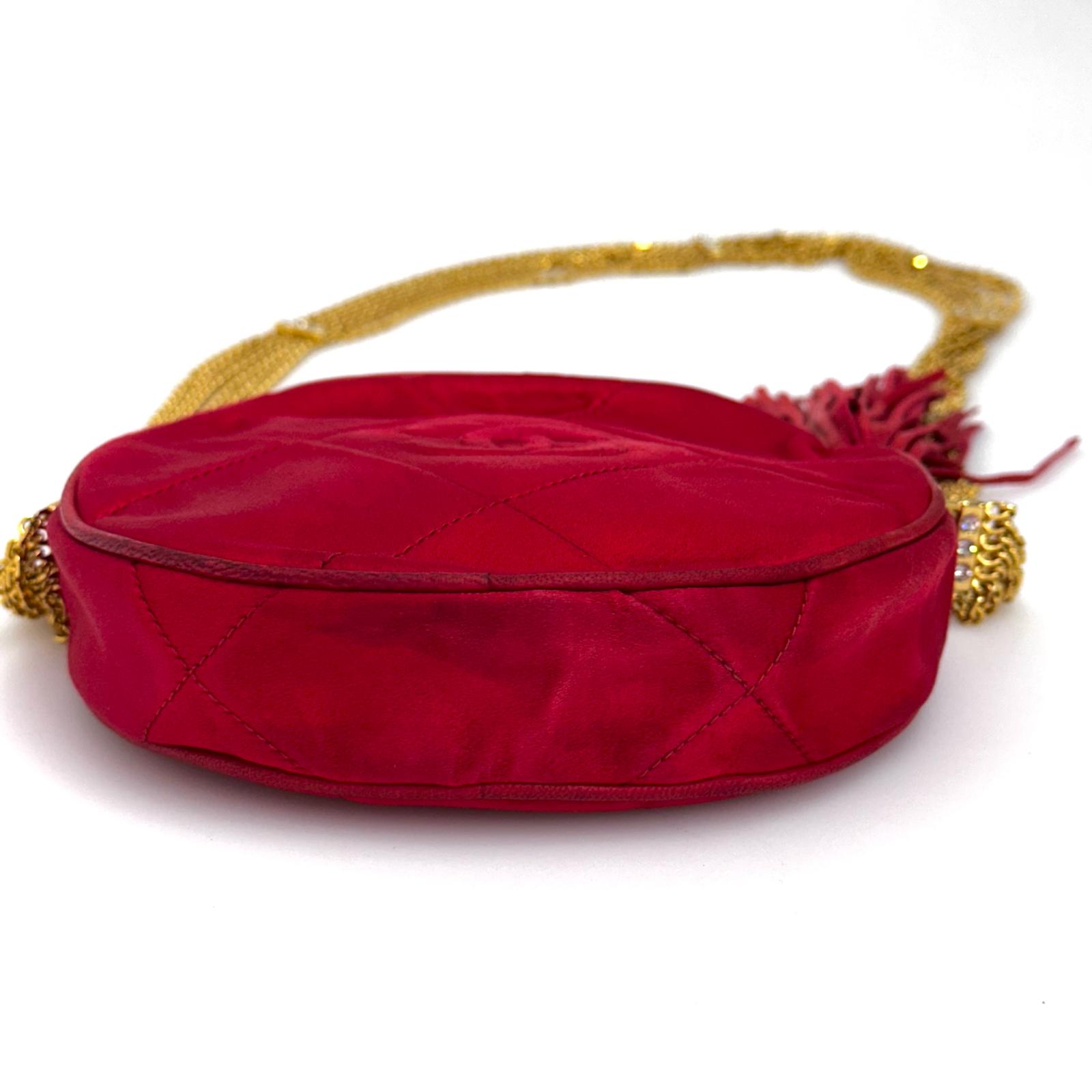 Chanel Vintage Round Tassel Borsa in Raso Rosso Trapuntato con Catena Oro e Strass