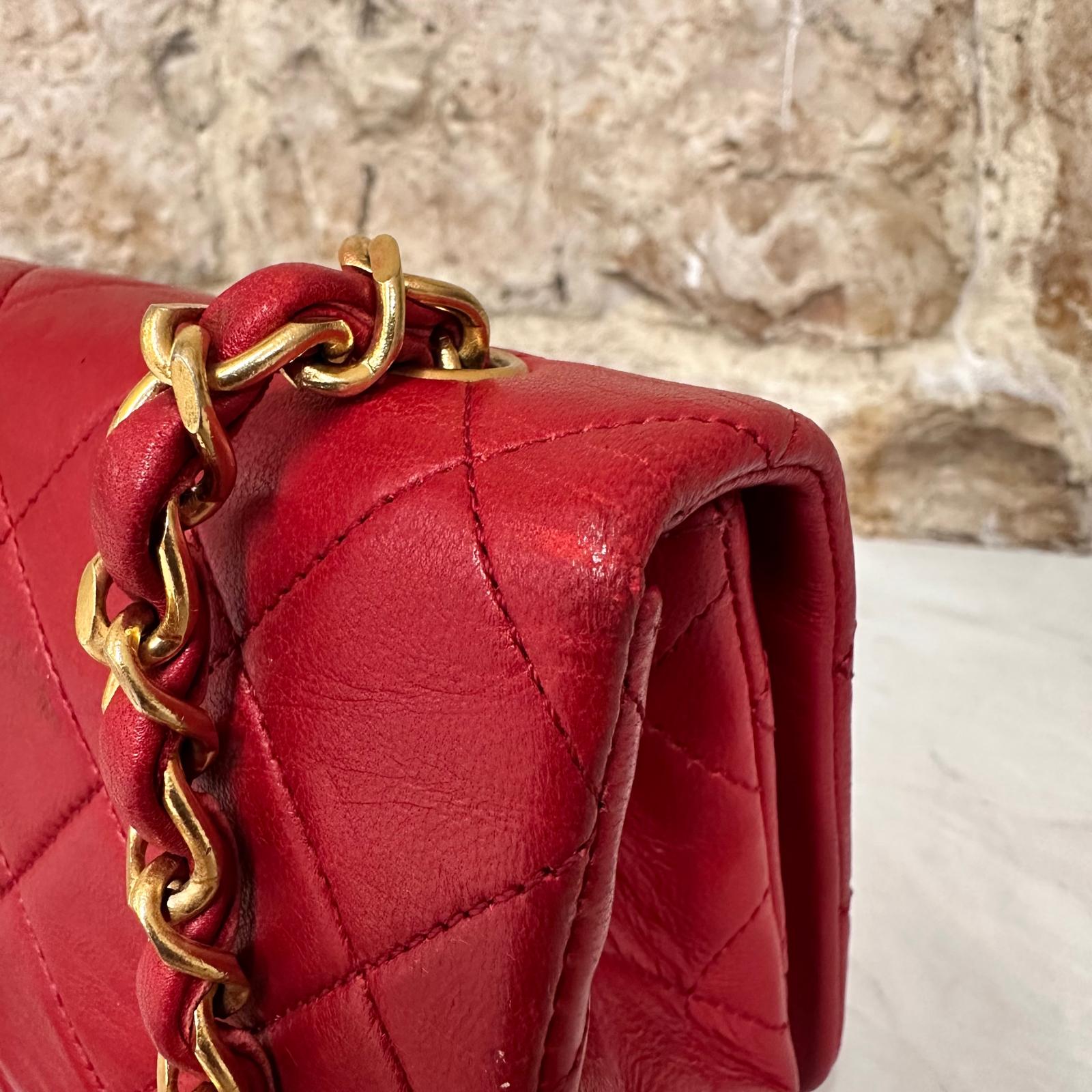 Chanel Borsa Classic Flap Vintage 19 cm in Pelle Rossa con Finiture Oro