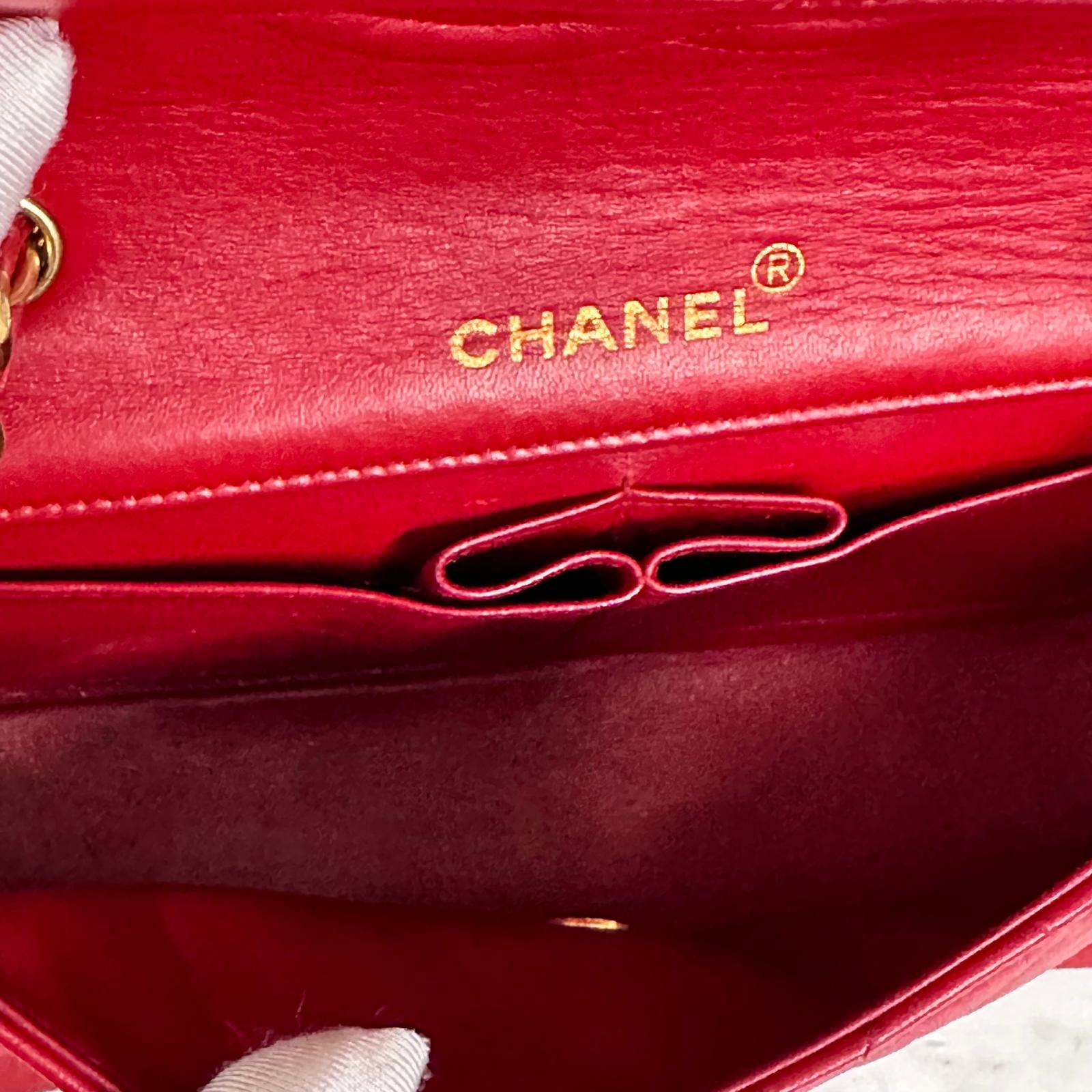 Chanel Borsa Classic Flap Vintage 19 cm in Pelle Rossa con Finiture Oro