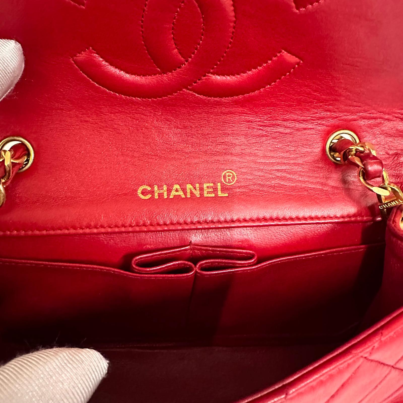 Chanel Borsa Classic Flap Vintage 19 cm in Pelle Rossa con Finiture Oro