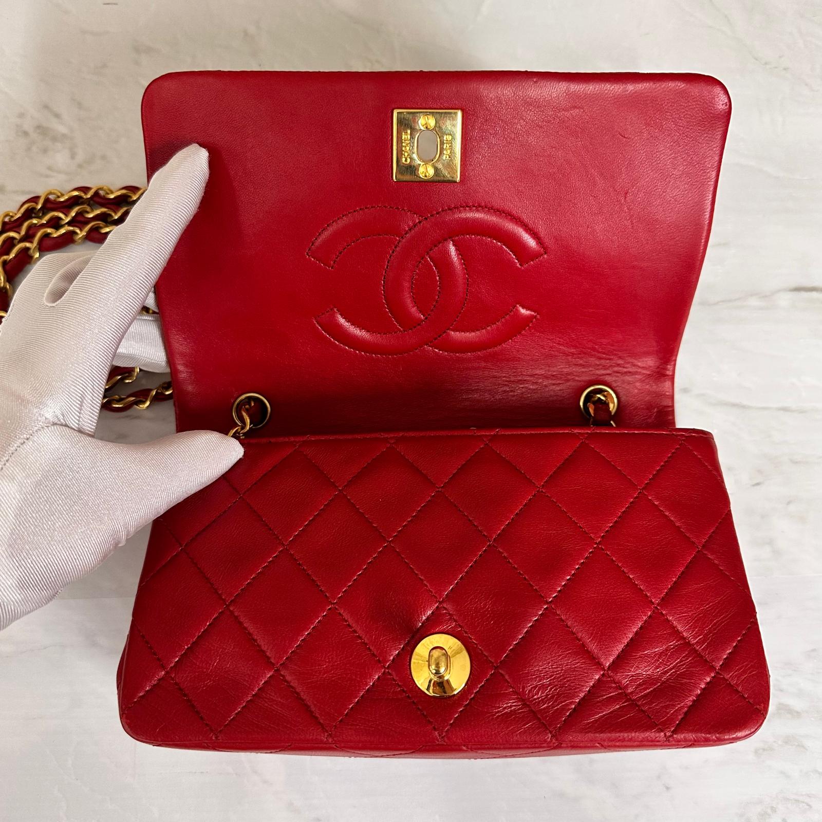 Chanel Borsa Classic Flap Vintage 19 cm in Pelle Rossa con Finiture Oro