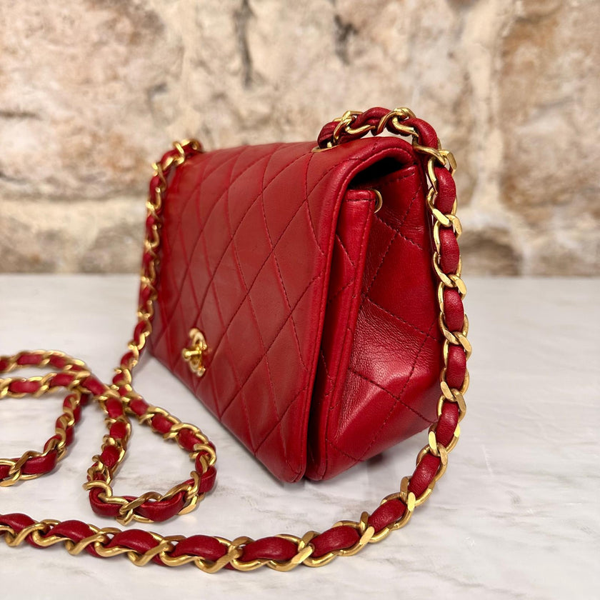 Chanel Borsa Classic Flap Vintage 19 cm in Pelle Rossa con Finiture Oro