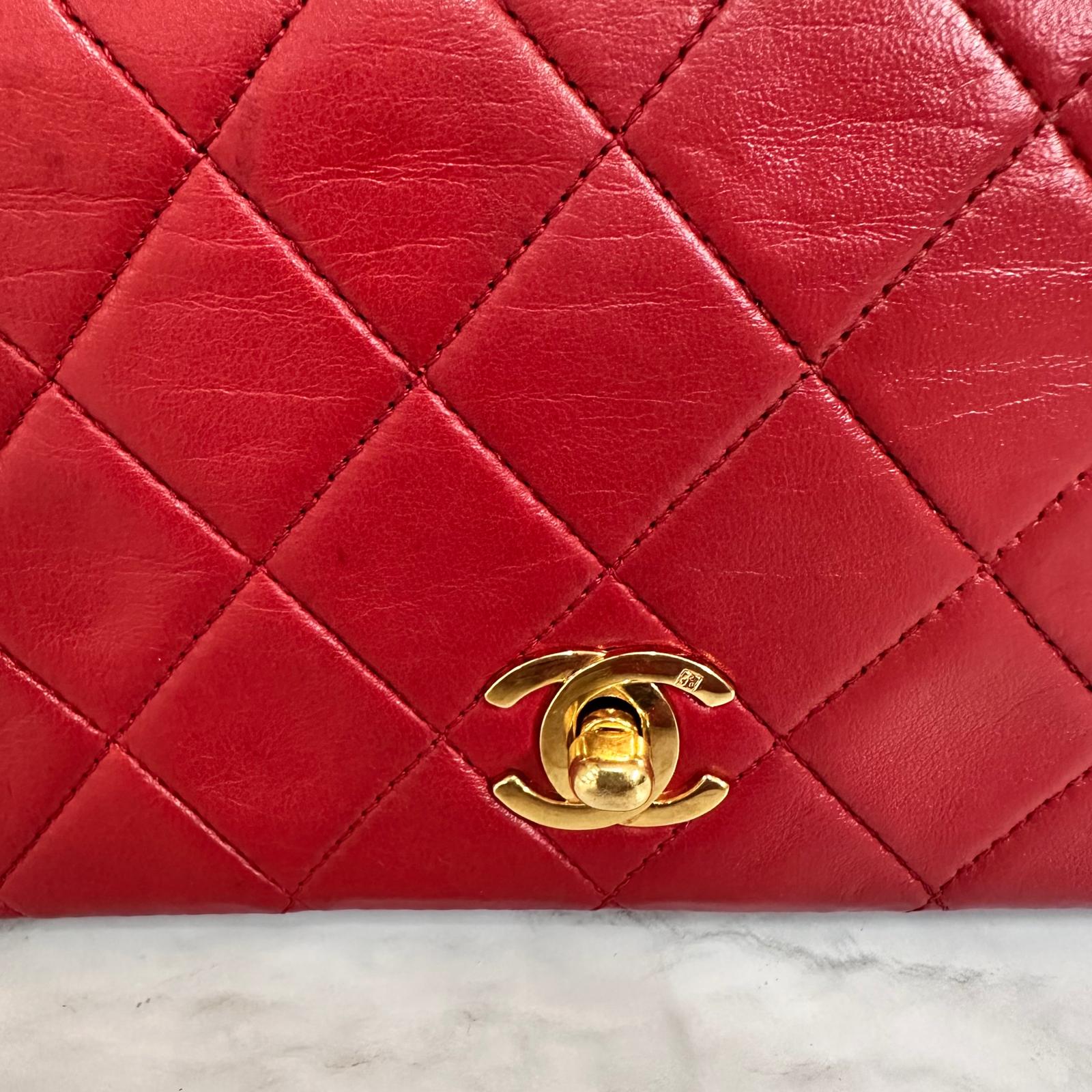 Chanel Borsa Classic Flap Vintage 19 cm in Pelle Rossa con Finiture Oro