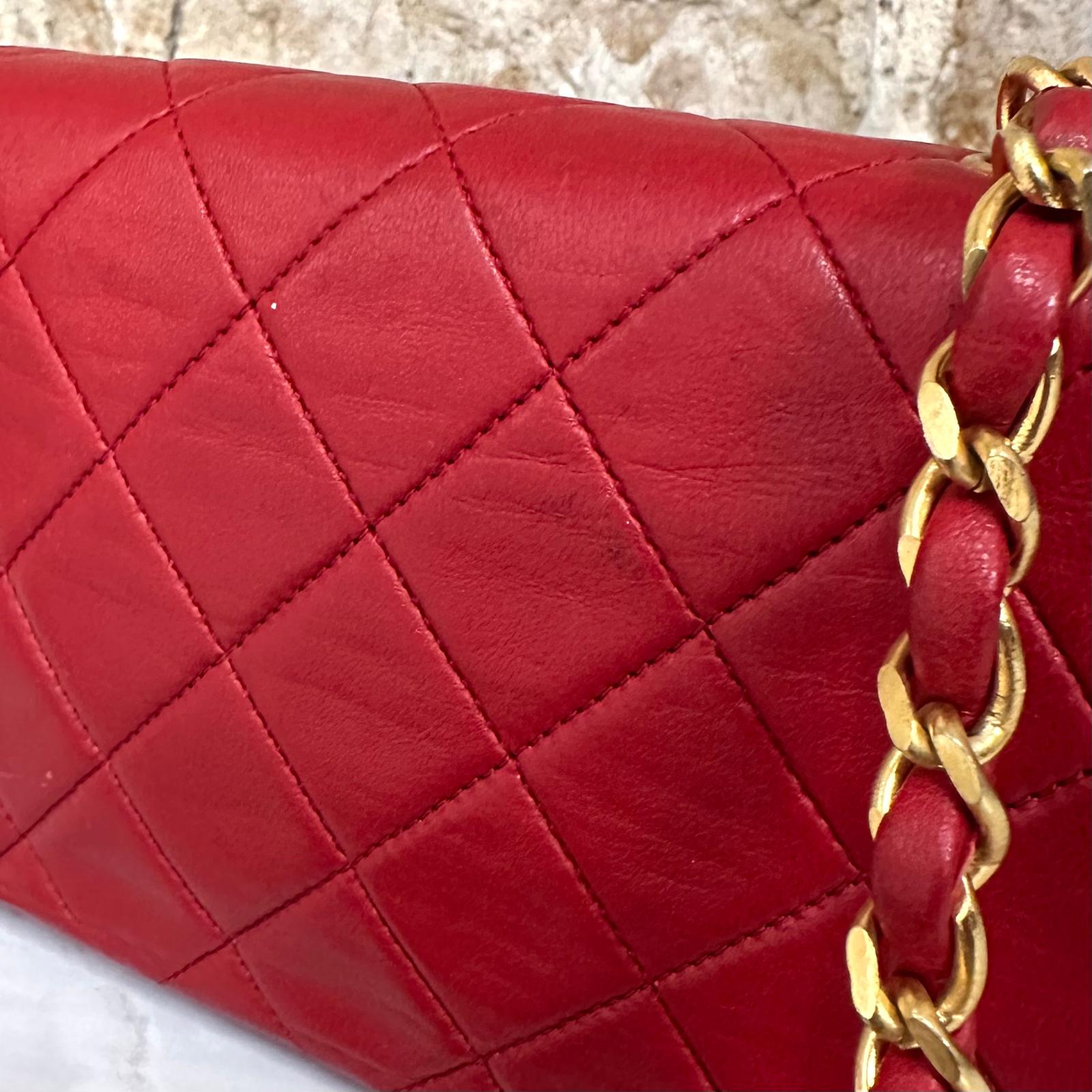 Chanel Borsa Classic Flap Vintage 19 cm in Pelle Rossa con Finiture Oro