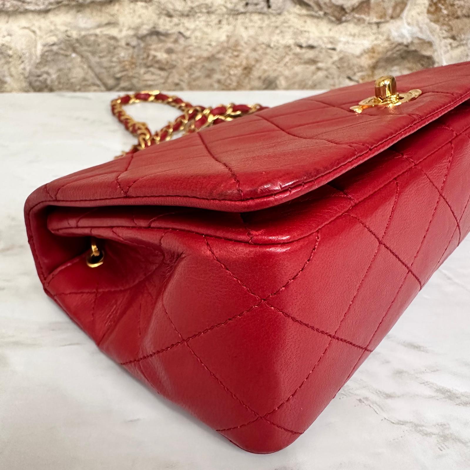 Chanel Borsa Classic Flap Vintage 19 cm in Pelle Rossa con Finiture Oro