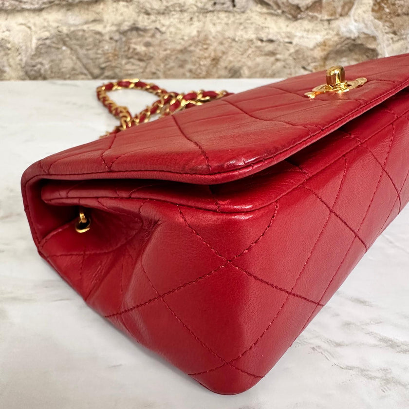Chanel Borsa Classic Flap Vintage 19 cm in Pelle Rossa con Finiture Oro