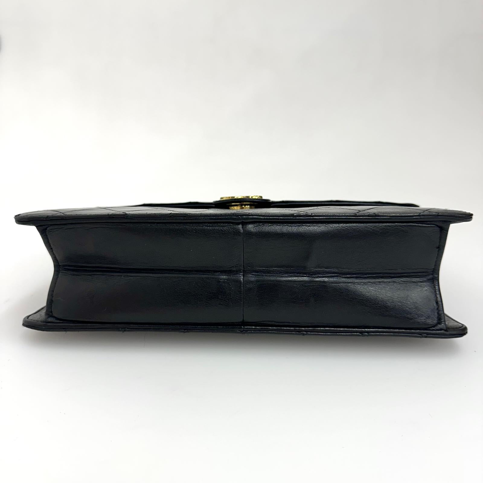 Chanel Borsa Classic Flap singola in pelle nera con catena