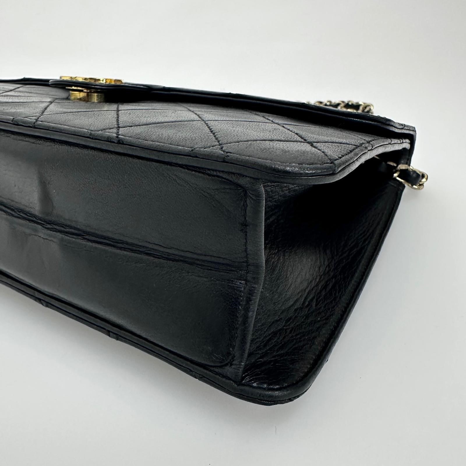 Chanel Borsa Classic Flap singola in pelle nera con catena