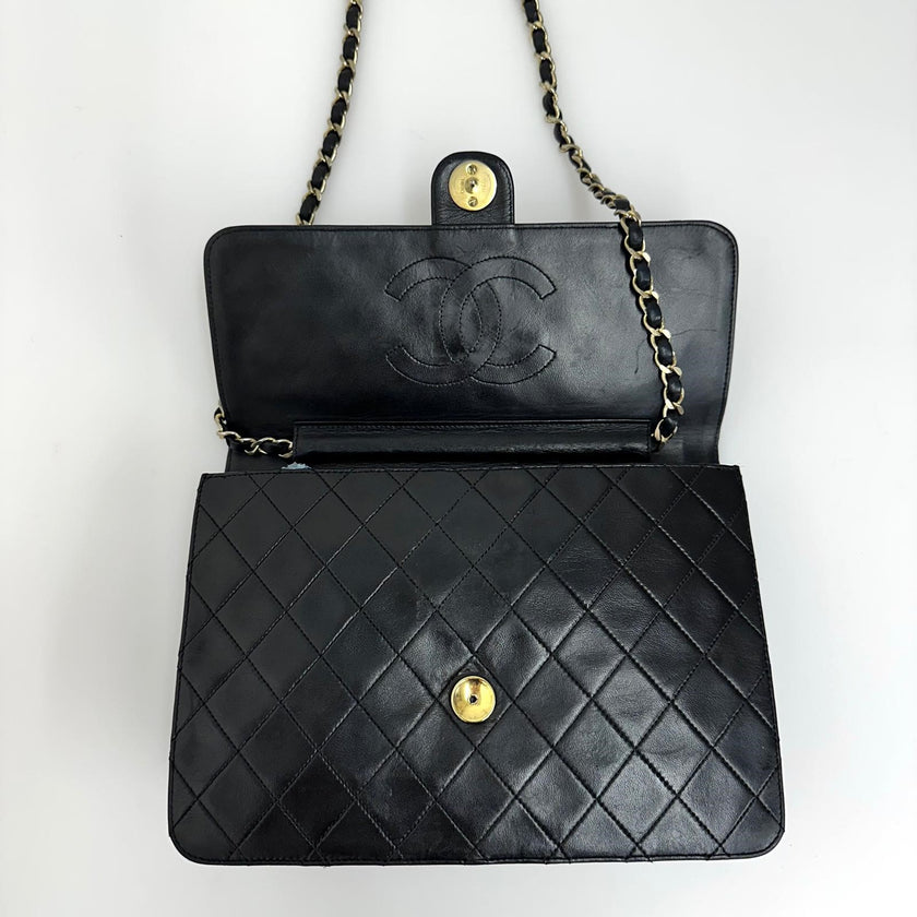 Chanel Borsa Classic Flap singola in pelle nera con catena