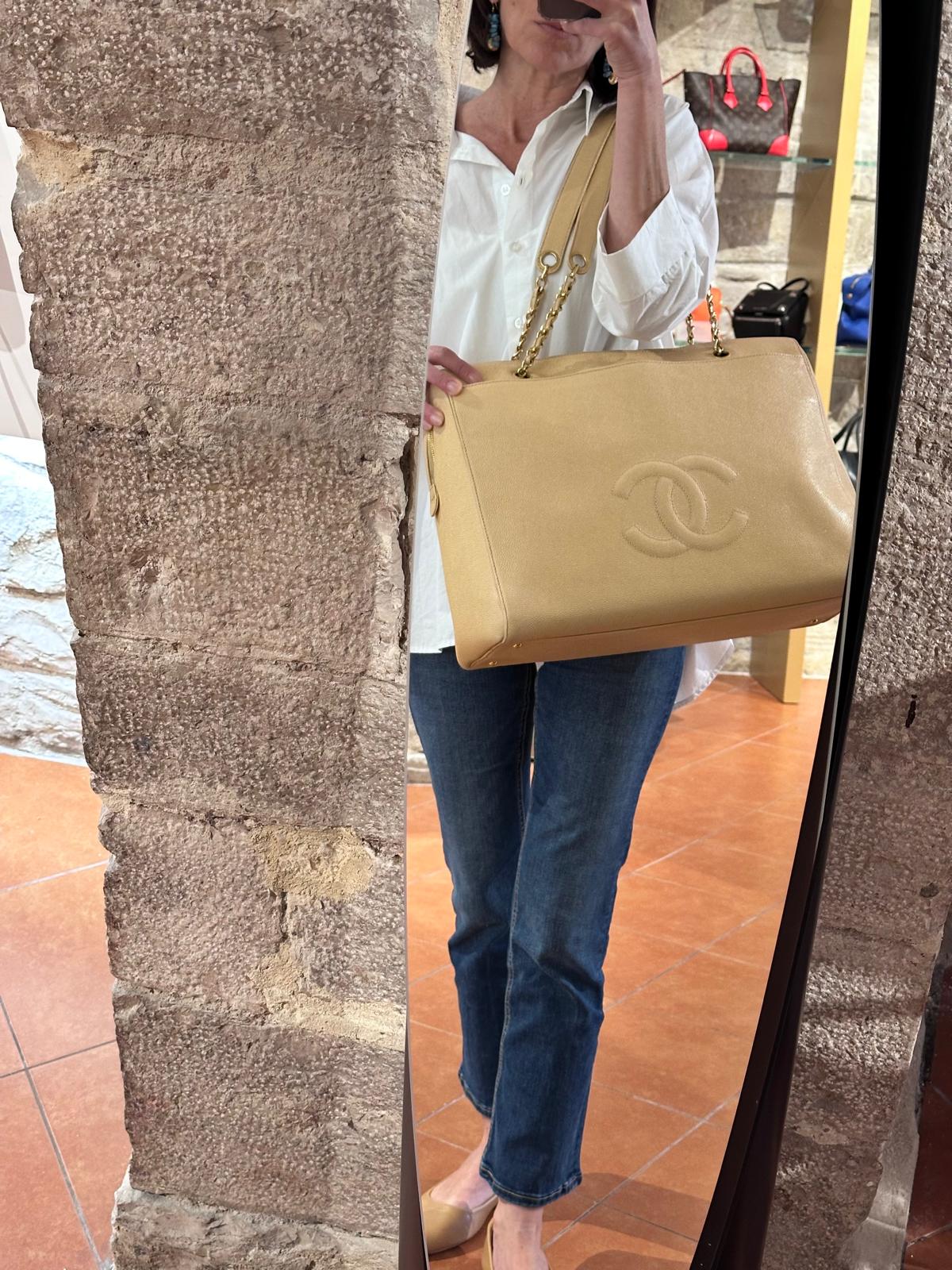 Chanel Maxi Borsa a Spalla Anni ’90 in Pelle Caviar Beige