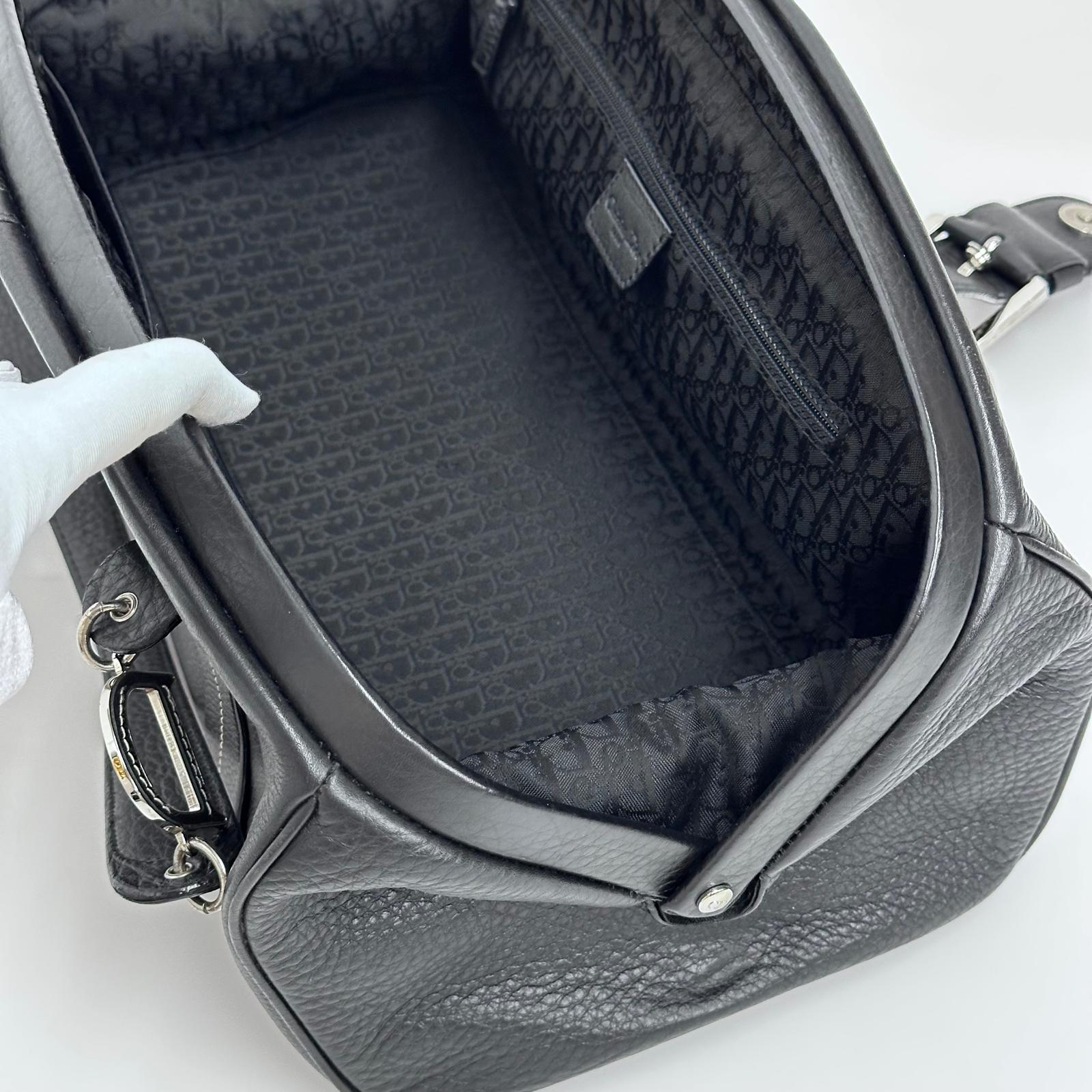 Dior Gaucho Bowling Bag in pelle nera con fibbia e charm CD