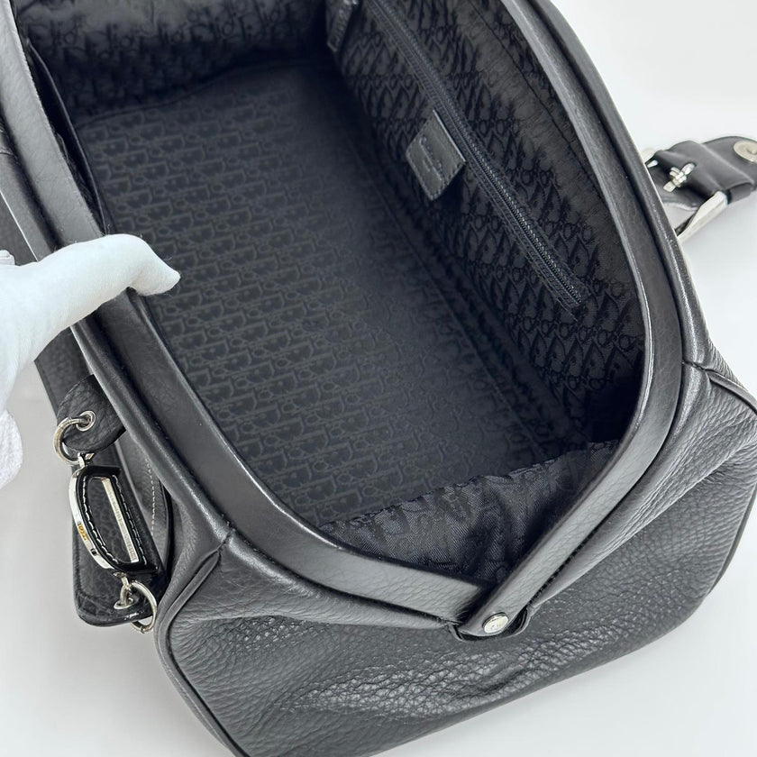 Dior Gaucho Bowling Bag in pelle nera con fibbia e charm CD