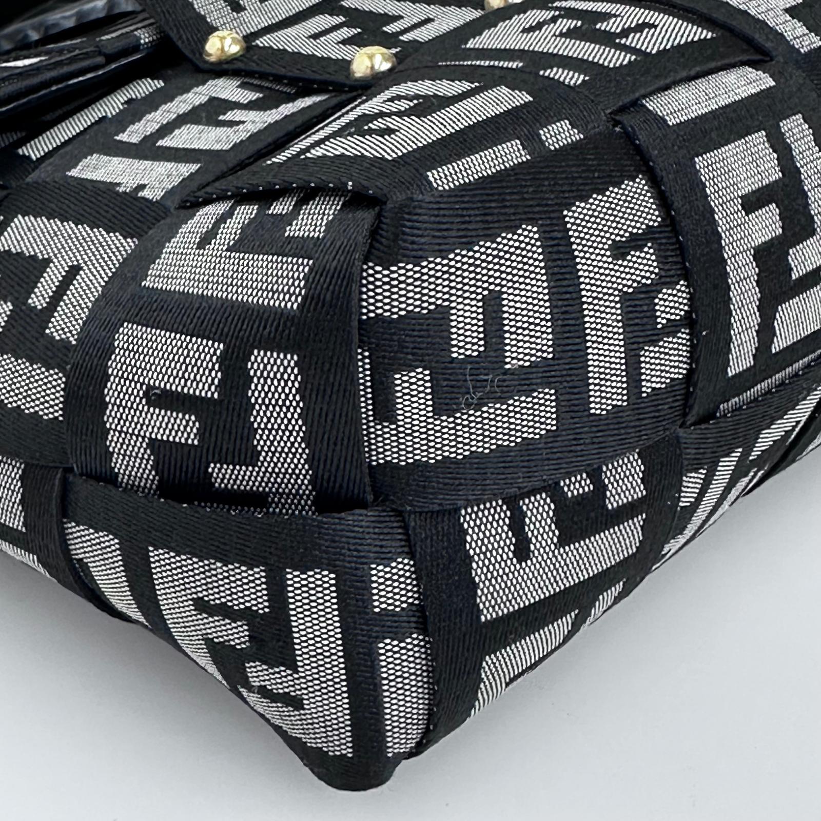 Fendi Baguette a mano in tessuto FF con dettagli in pelle nera