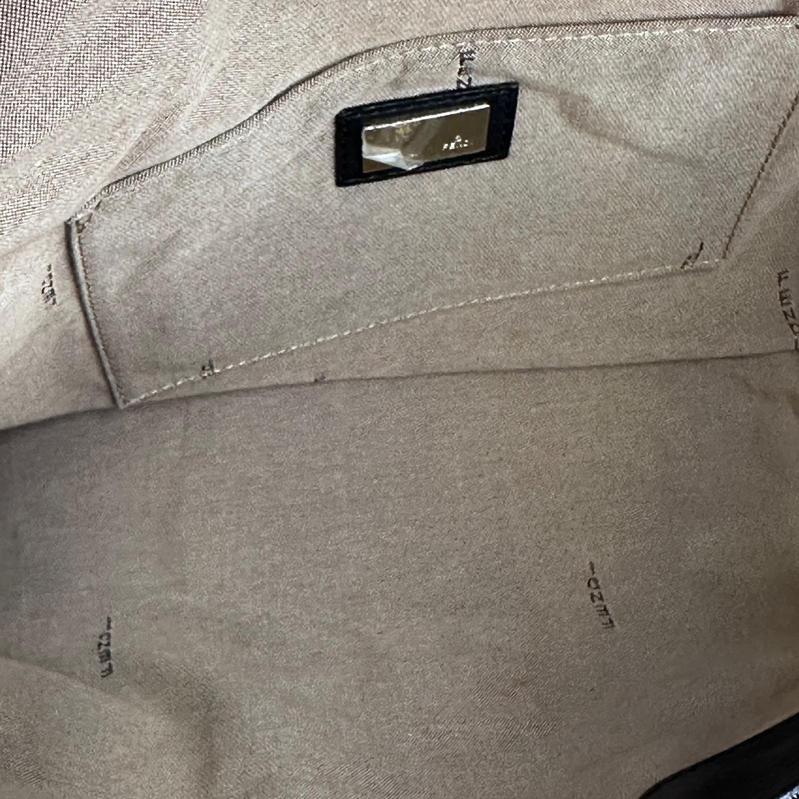 Fendi Baguette a mano in tessuto FF con dettagli in pelle nera