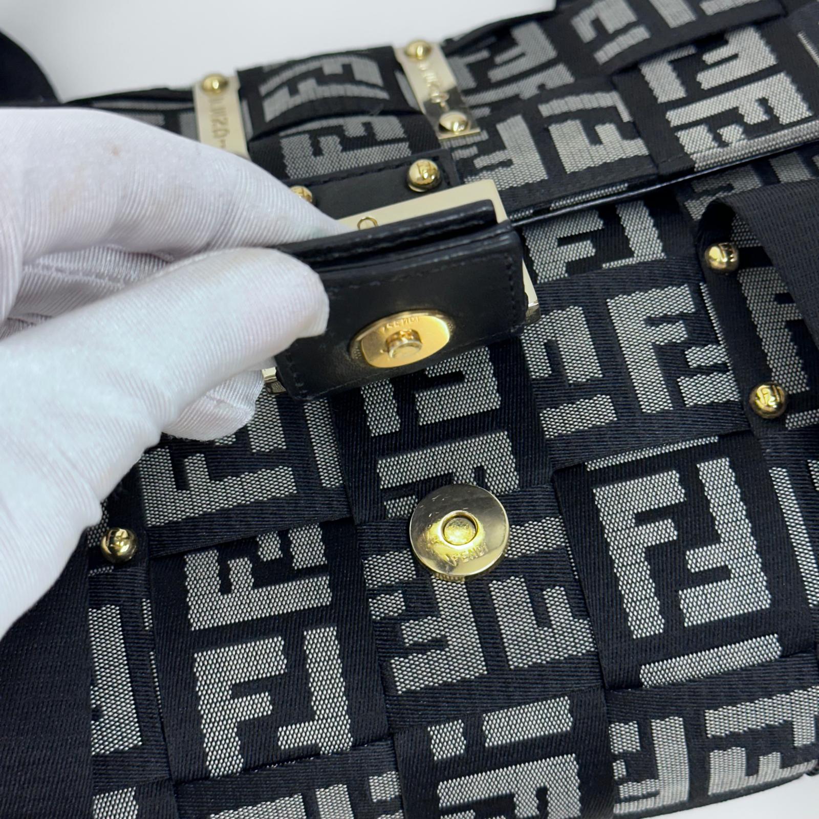Fendi Baguette a mano in tessuto FF con dettagli in pelle nera