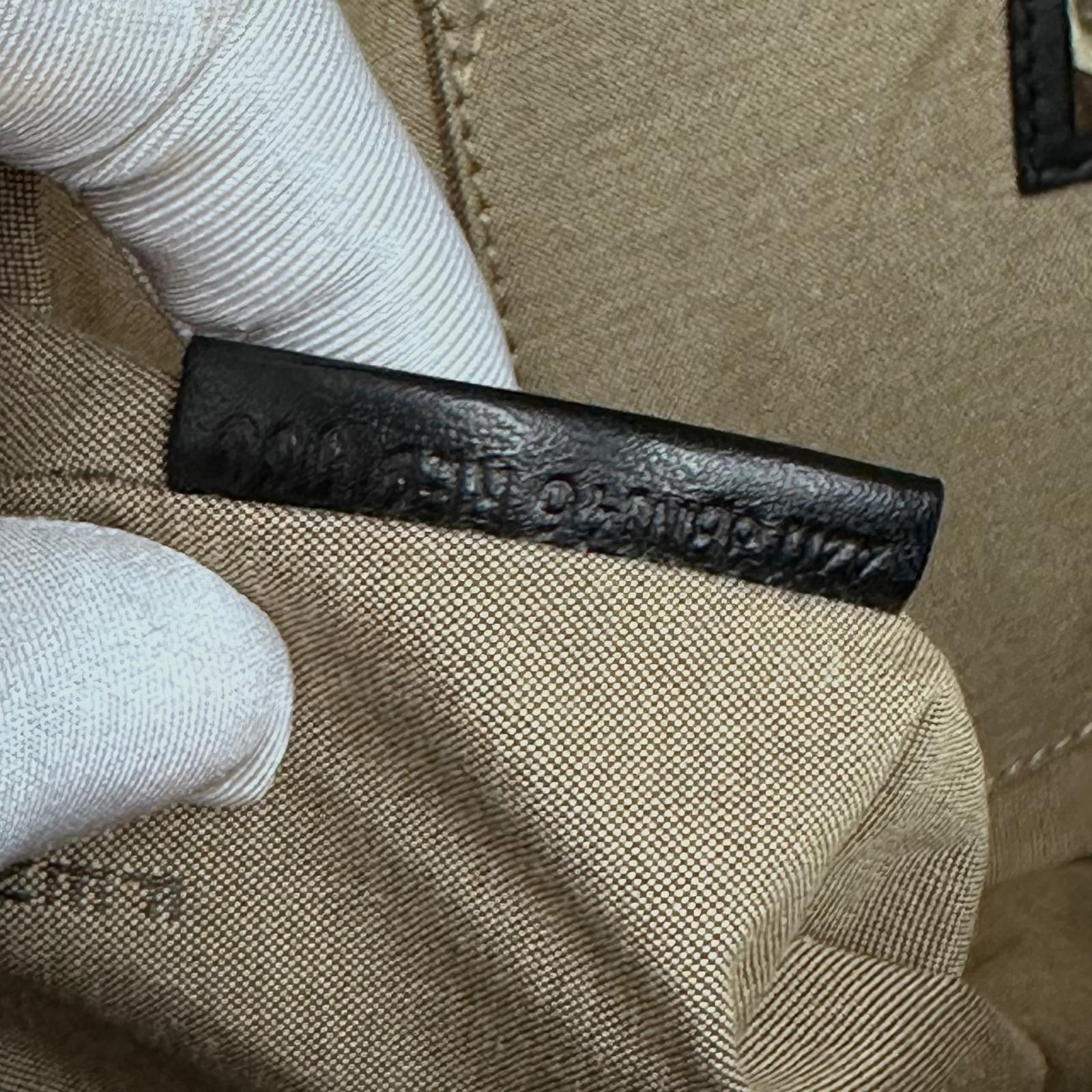 Fendi Baguette a mano in tessuto FF con dettagli in pelle nera