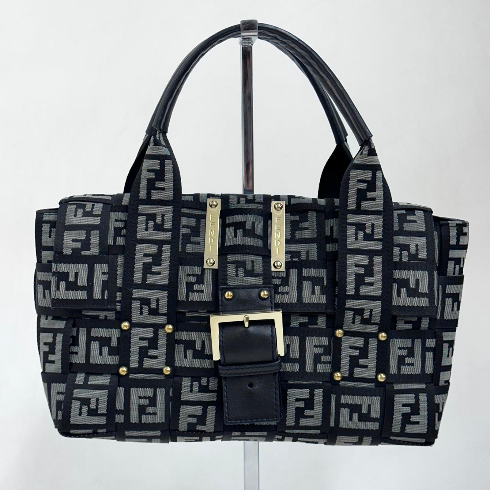 Fendi Baguette a mano in tessuto FF con dettagli in pelle nera