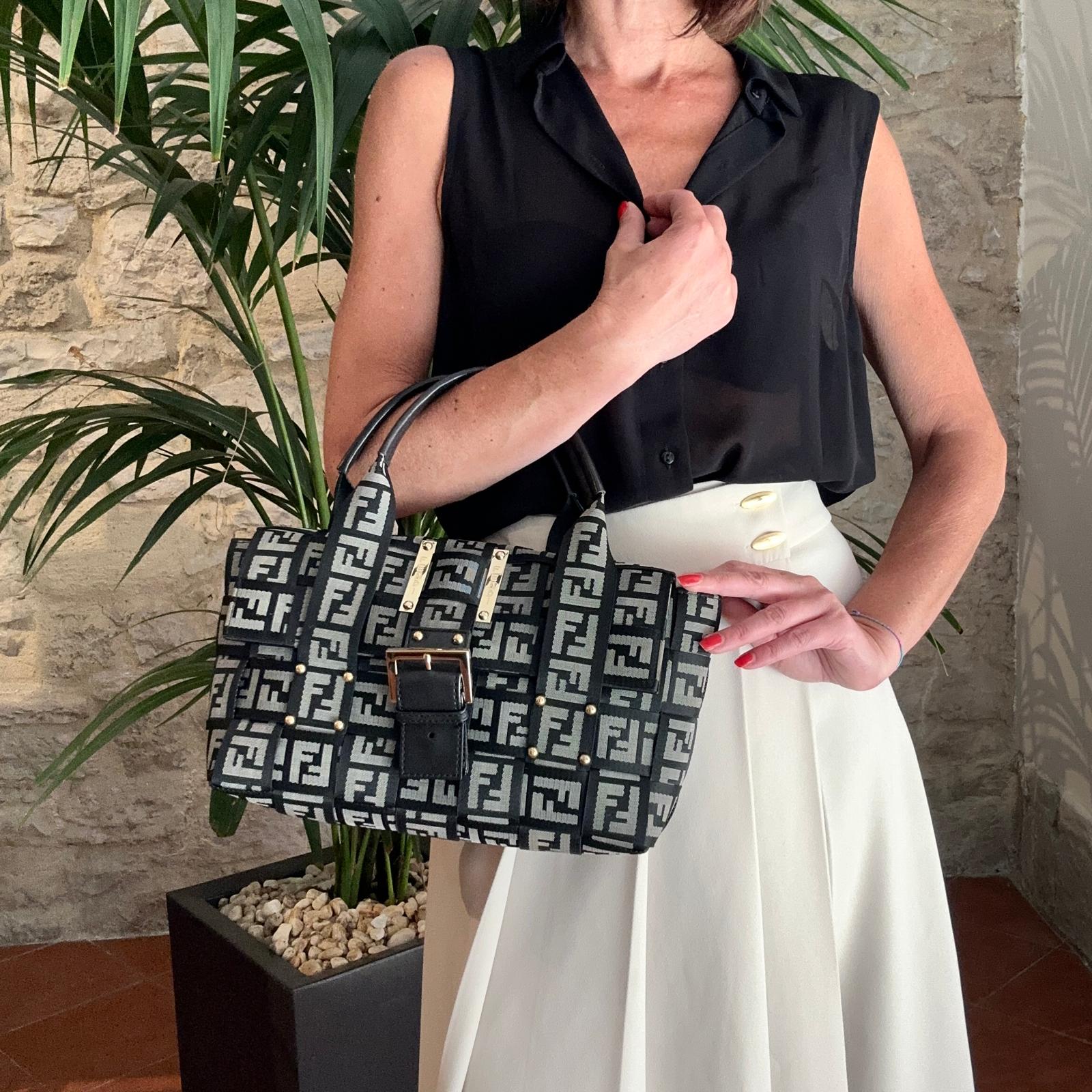 Fendi Baguette a mano in tessuto FF con dettagli in pelle nera