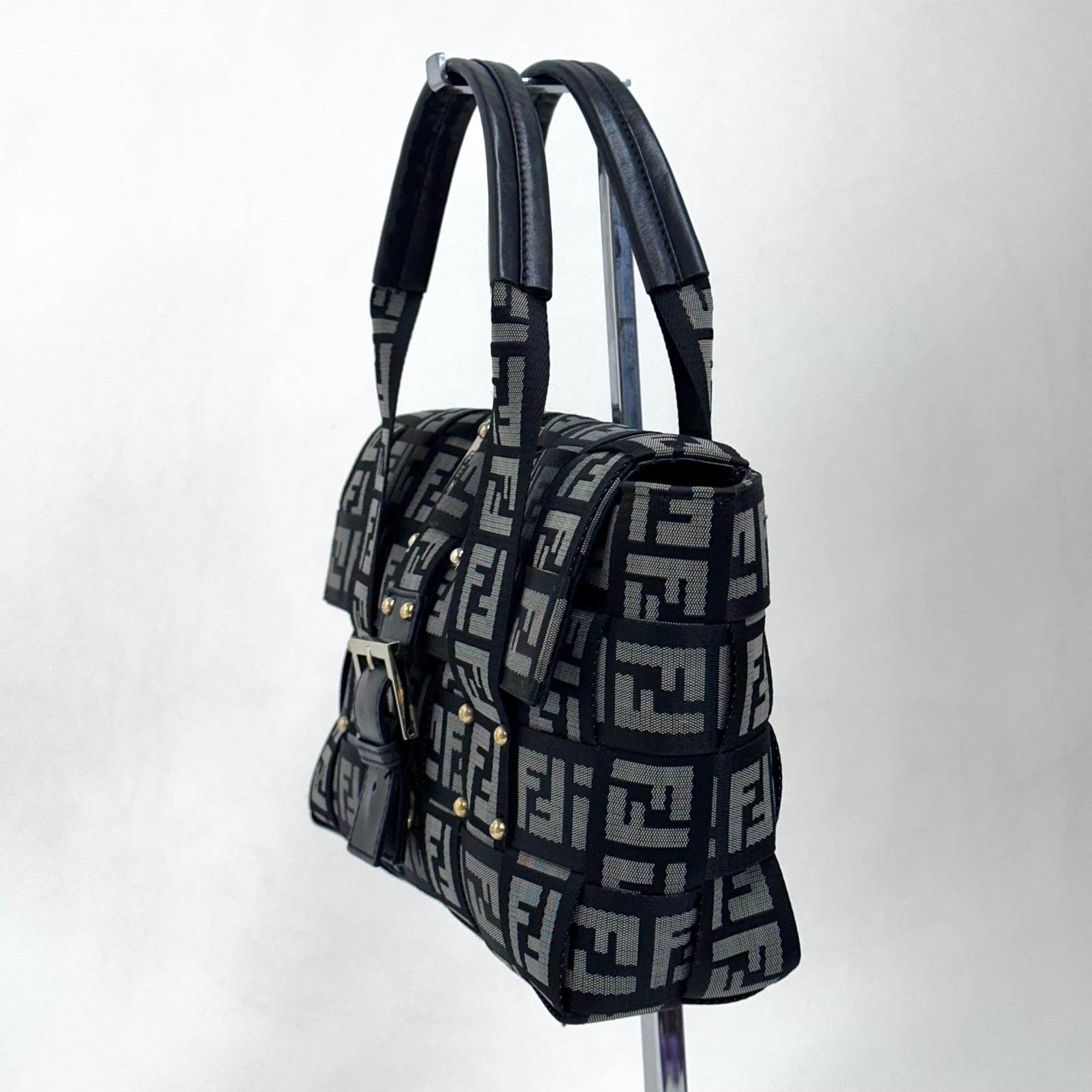 Fendi Baguette a mano in tessuto FF con dettagli in pelle nera