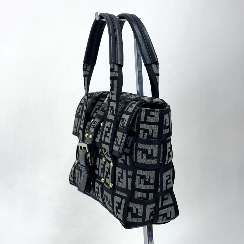 Fendi Baguette a mano in tessuto FF con dettagli in pelle nera