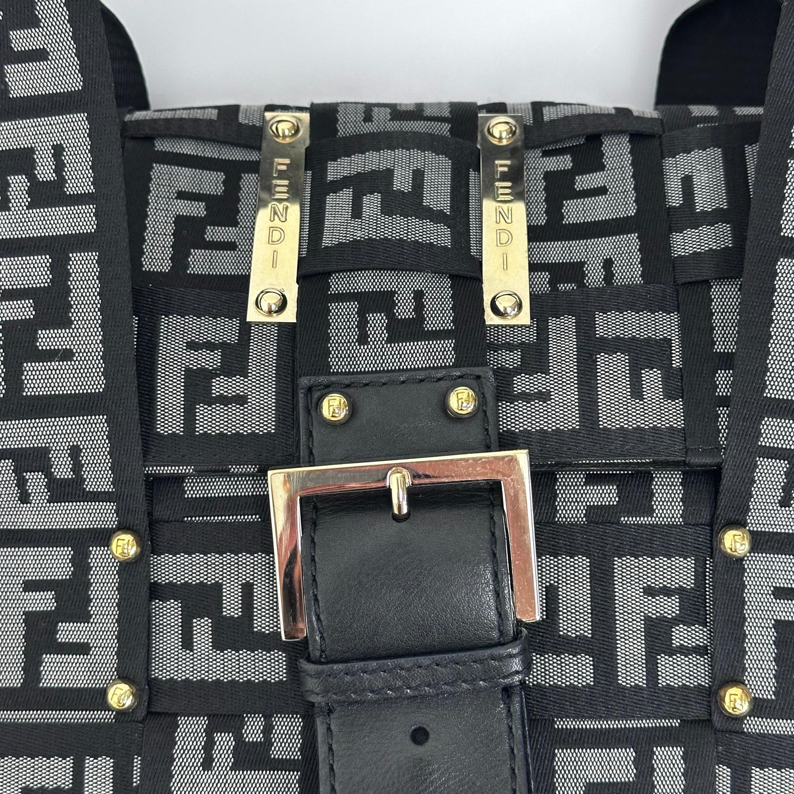 Fendi Baguette a mano in tessuto FF con dettagli in pelle nera