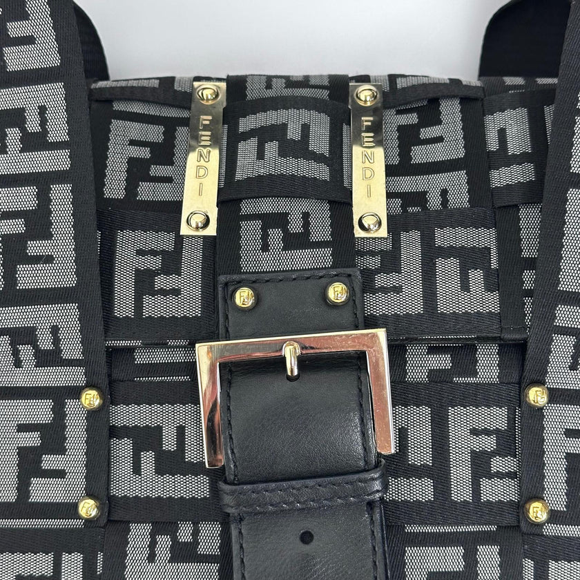Fendi Baguette a mano in tessuto FF con dettagli in pelle nera
