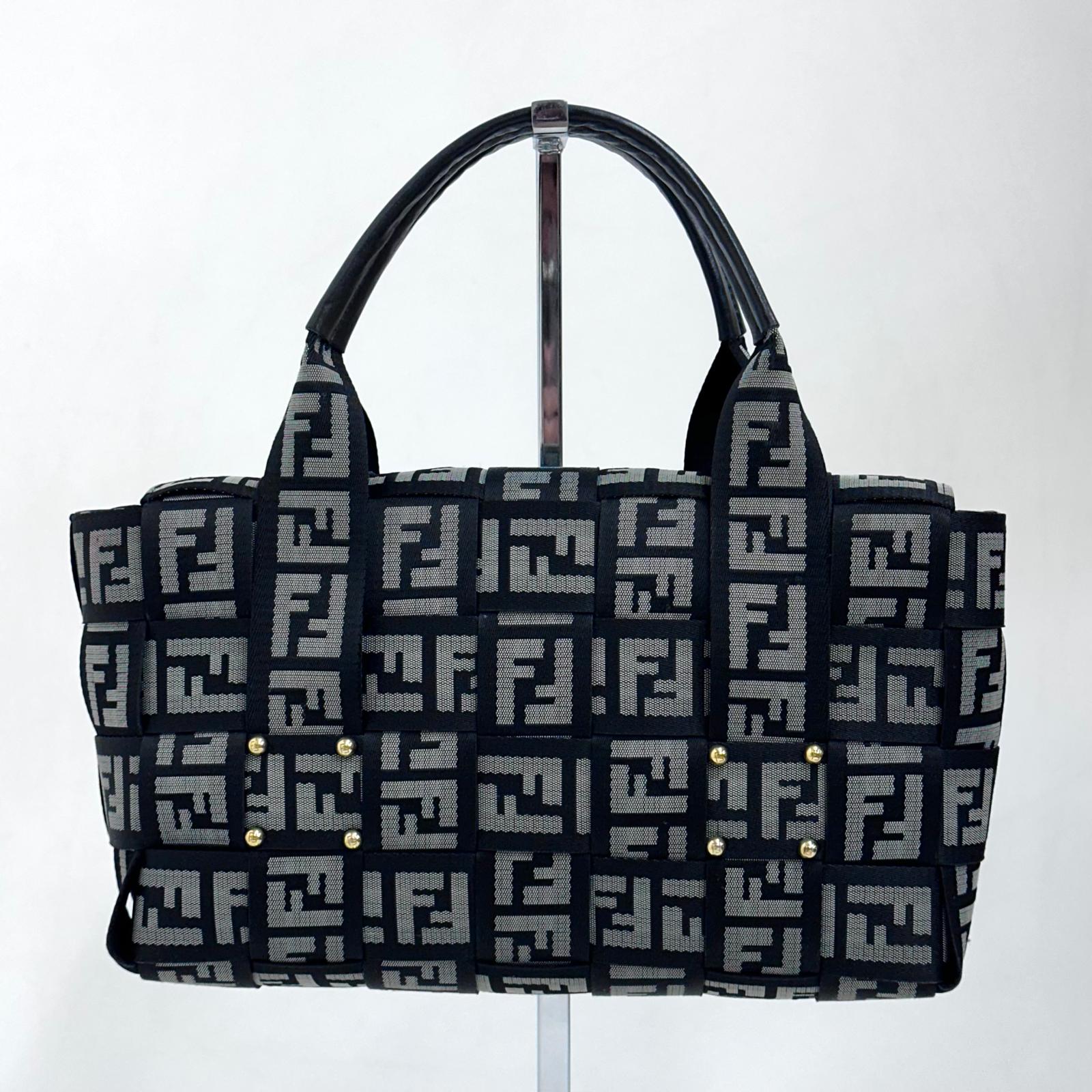 Fendi Baguette a mano in tessuto FF con dettagli in pelle nera