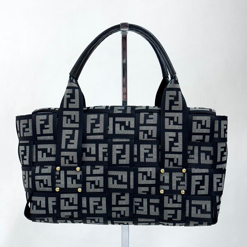 Fendi Baguette a mano in tessuto FF con dettagli in pelle nera