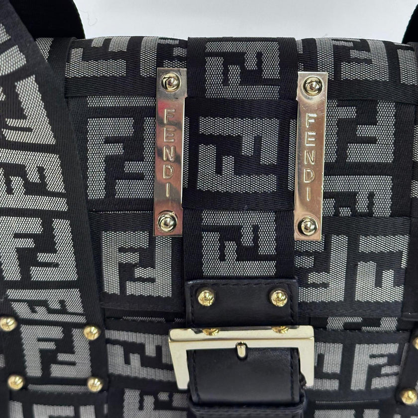 Fendi Baguette a mano in tessuto FF con dettagli in pelle nera