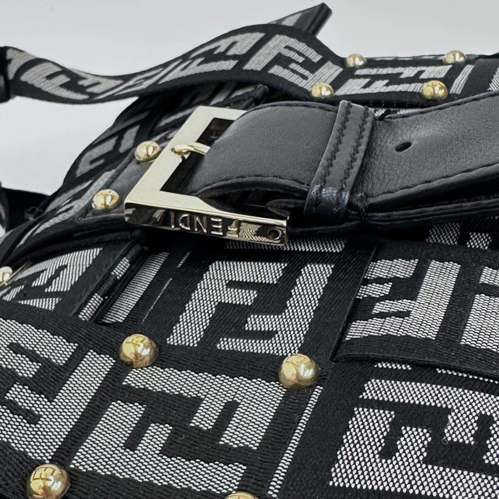 Fendi Baguette a mano in tessuto FF con dettagli in pelle nera