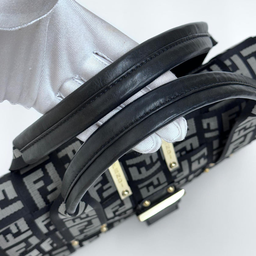 Fendi Baguette a mano in tessuto FF con dettagli in pelle nera