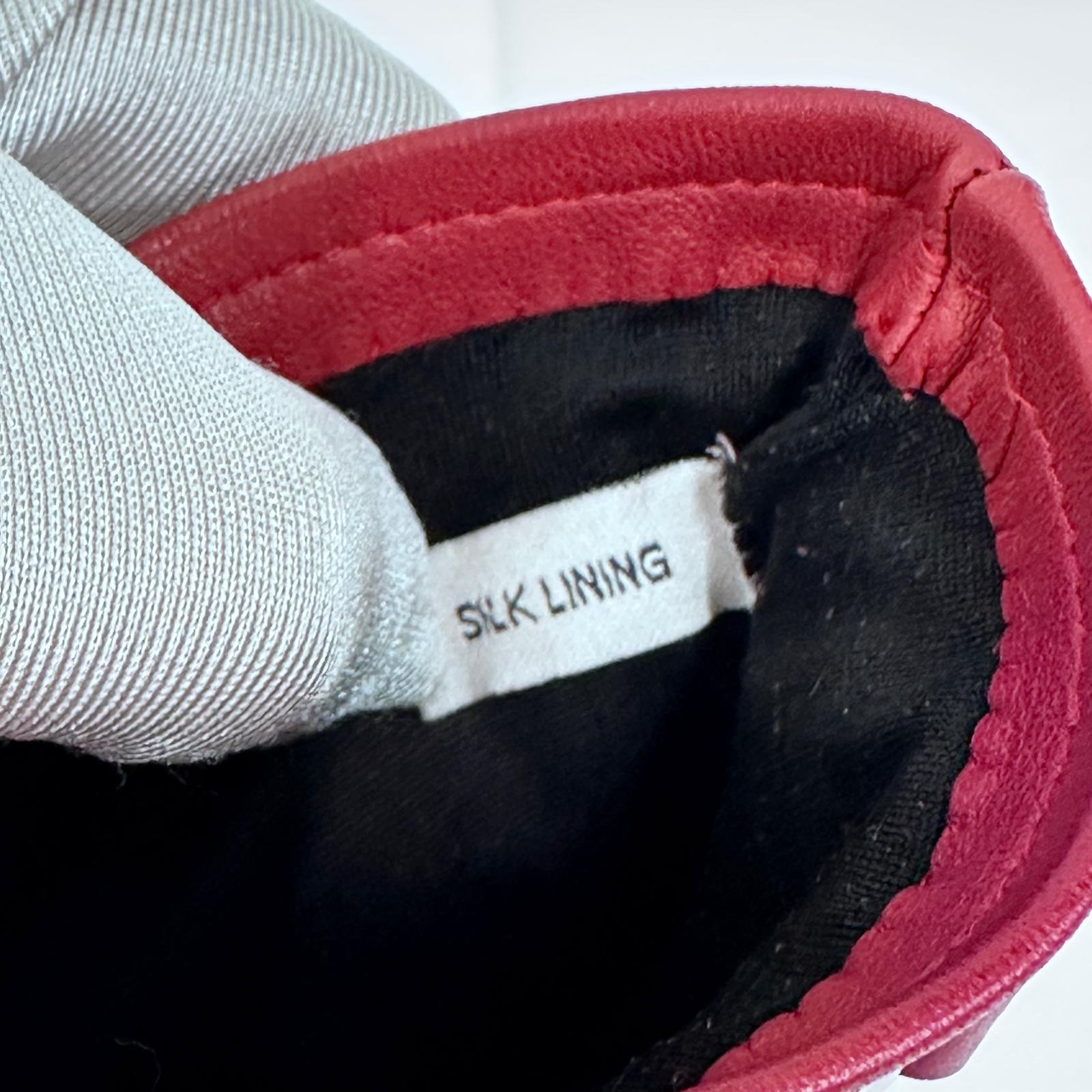 Guanti Christian Dior in pelle rossa con logo CD