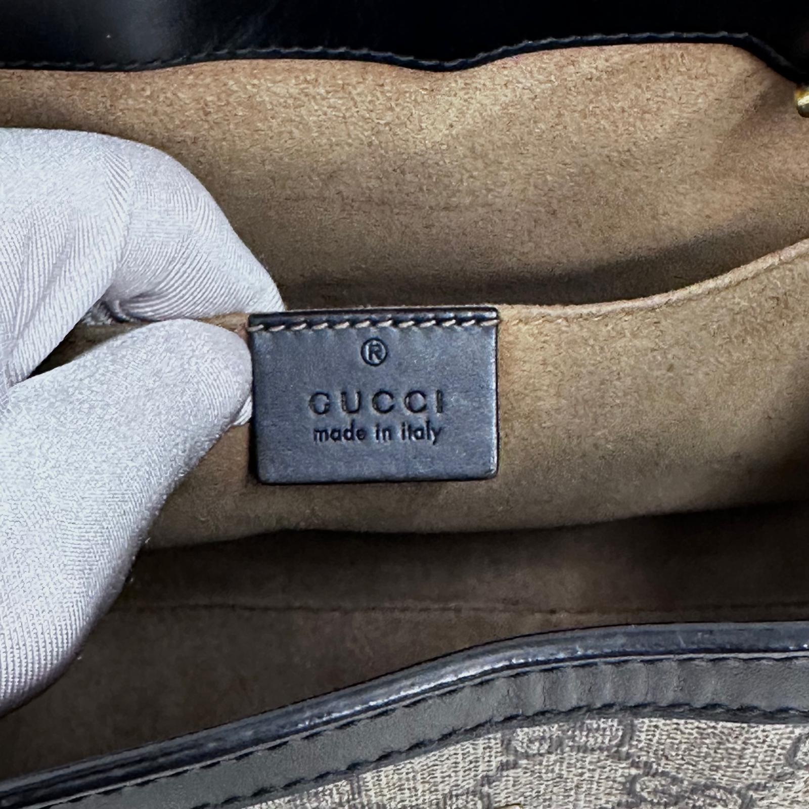 Gucci Borsa Padlock GG Supreme con finiture nere