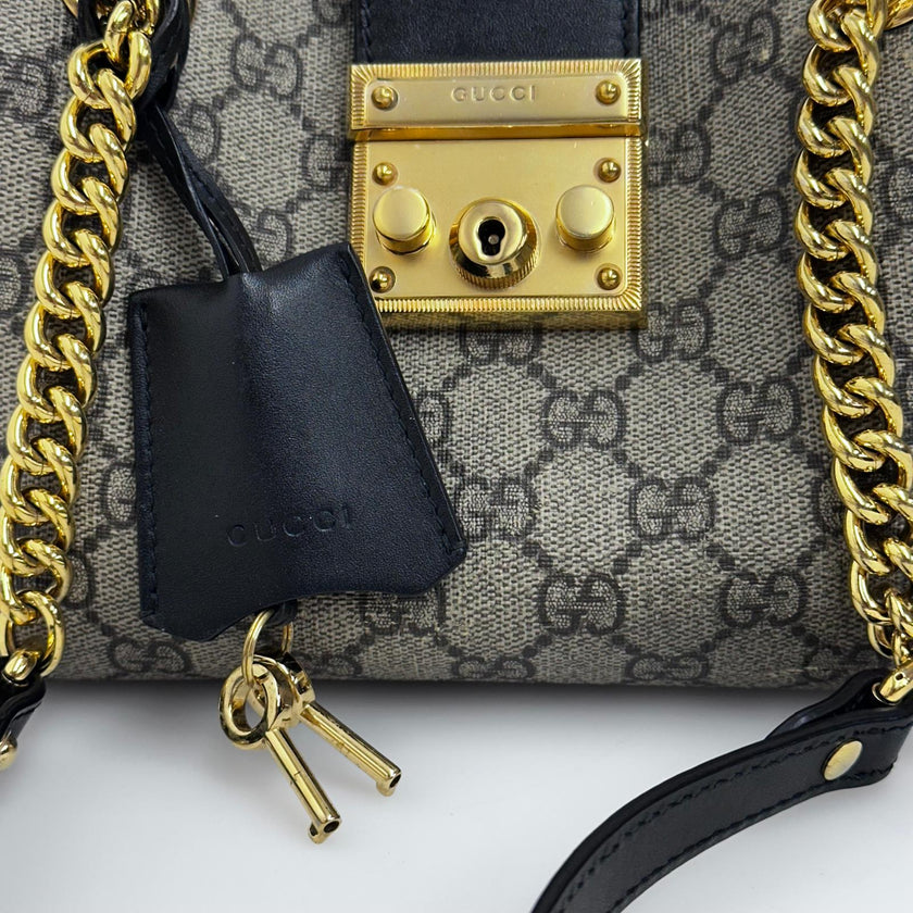 Gucci Borsa Padlock GG Supreme con finiture nere