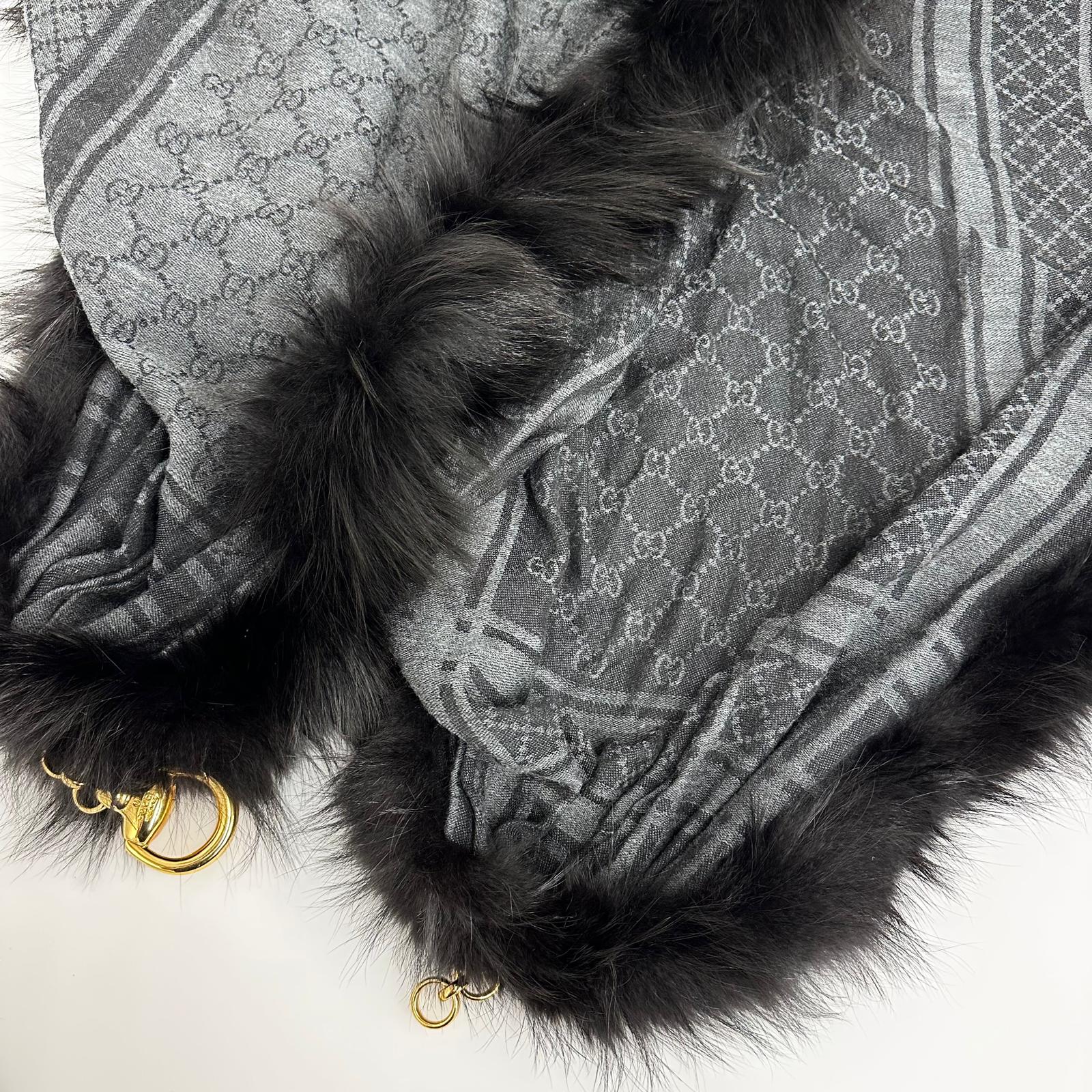 Gucci Sciarpa in Lana e Seta con Bordo in Pelliccia di Volpe Argentata