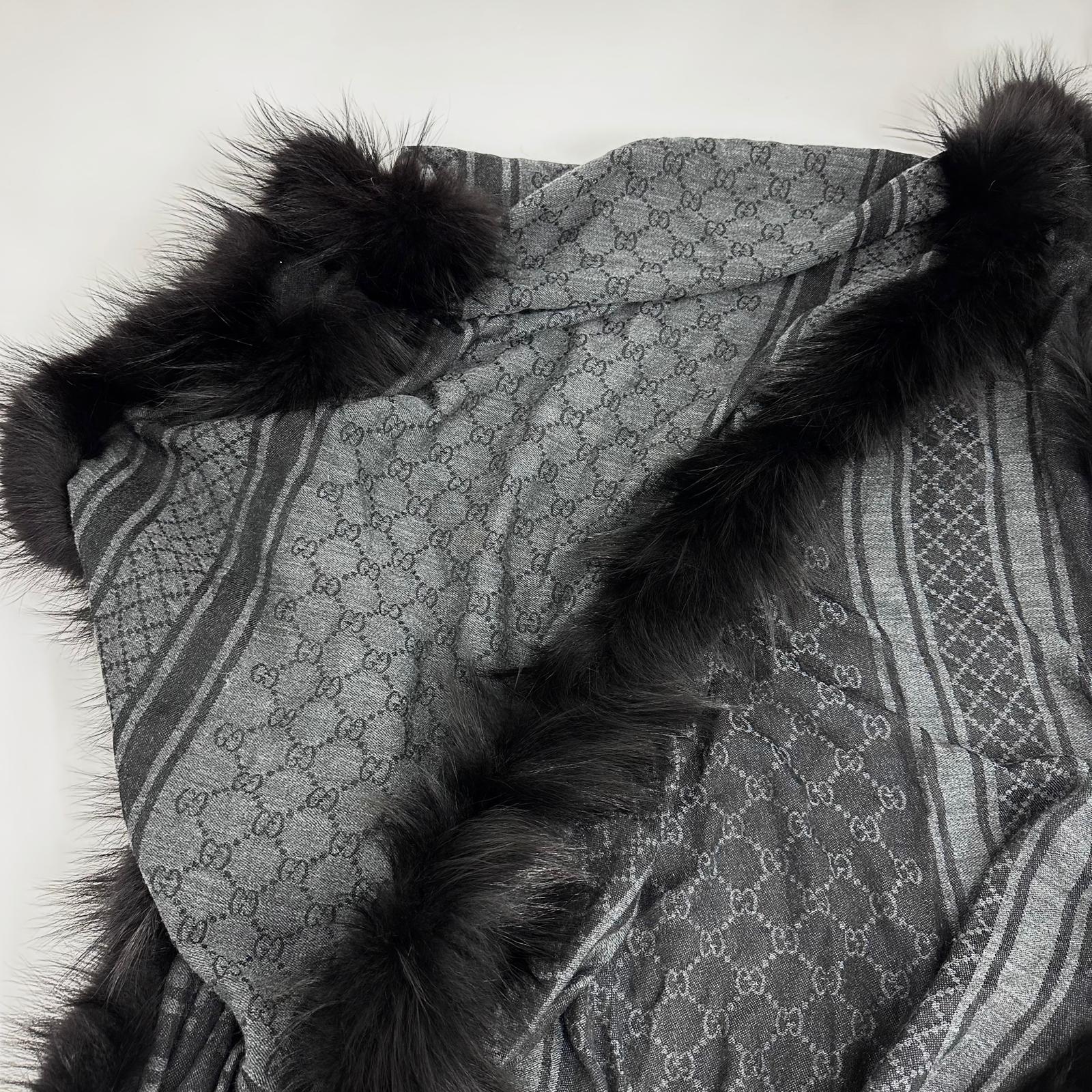 Gucci Sciarpa in Lana e Seta con Bordo in Pelliccia di Volpe Argentata