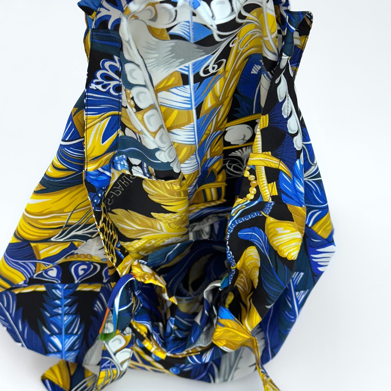 Hermès Tote Bag in Twill di Seta “Les Plumes” Multicolor – Mai Usata