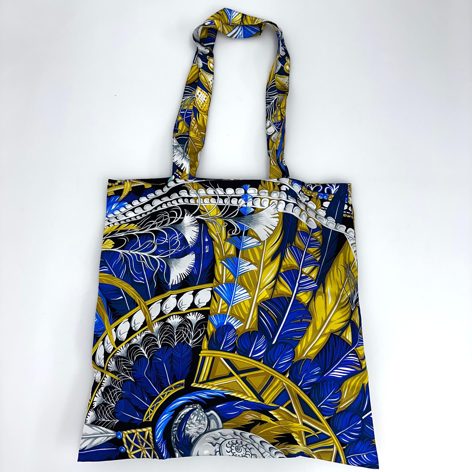 Hermès Tote Bag in Twill di Seta “Les Plumes” Multicolor – Mai Usata